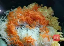 Illustration of how to make fried rice noodles with carrots and eggs 7