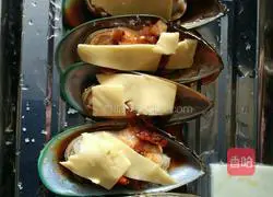 Cheese cheese chili garlic Illustration of how to make roasted mussels with red meat 3