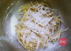 Illustration of how to make potato shredded pancakes 3