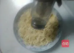Illustration of how to make instant noodles pizza 7