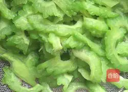 Wolfberry Bitter Melon Illustration of how to make scrambled eggs 8