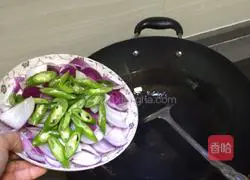 Illustration of how to make fried beef with onions 6