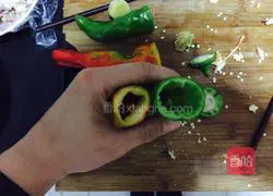 Illustration of how to make meat-stuffed green peppers 4