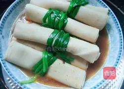 Illustration of how to make thousands of meat rolls with dipping sauce 10