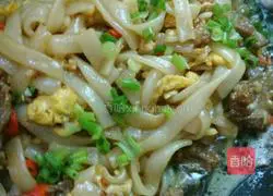 Illustration of how to make beef fried rice noodles 10