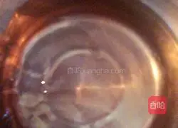 Illustration of how to make summer-relieving fruit ice powder 3