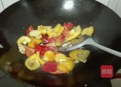 Illustration of braised chicken nuggets with double peppers and mushrooms 8