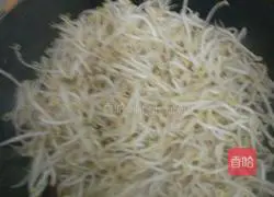 Illustration of how to make stir-fried mung bean sprouts 2
