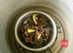 Illustration of how to make stir-fried beef jerky 2