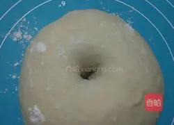 Illustration of how to make 8-inch pizza dough 3