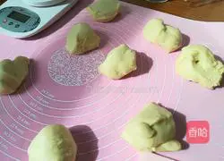 Illustration of how to make sweet bean, seaweed and meat floss bread 4