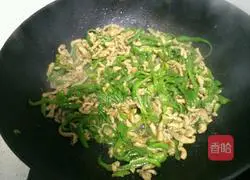 Illustration of how to stir-fry shredded pork with green pepper 11