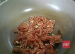 Illustration of how to make shredded pork burritos with Beijing sauce 5