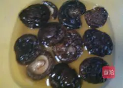 Illustration of braised chicken legs with carrots and mushrooms 3