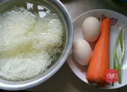 Illustration of how to make fried rice noodles with carrots and eggs 1