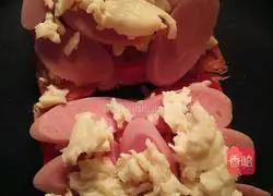 Illustration of how to make toast pizza with enough ingredients 6