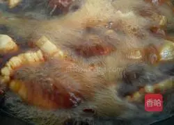 Illustration of how to make pork buns with cured sauce 4