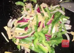 Illustration of how to stir-fry shredded pork with onions and green peppers 6