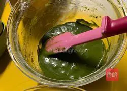 Illustration of how to make matcha cream cake roll 4