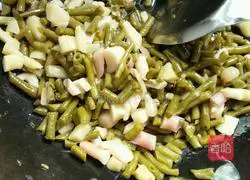 Illustration of how to make stir-fried beef with sour beans, sour ginger and stir-fried beef 6