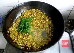 Illustration of how to stir-fry kimchi with green pepper 6