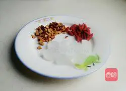 Illustration of how to make red dates, wolfberry and white fungus soup 3