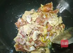 Illustration of how to make onions, green peppers, tenderloins, and slivers mixed with slivers 8