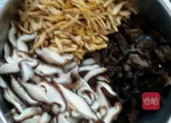 Illustration of how to make braised chicken noodles with shredded chicken 1