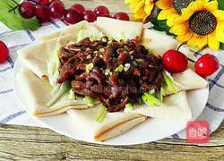 Illustration of how to make shredded pork with Beijing sauce 13