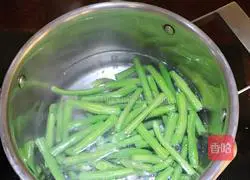 Illustration of how to make bacon rolls 2