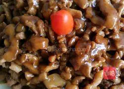 Illustration of how to make shredded pork in Beijing sauce 5