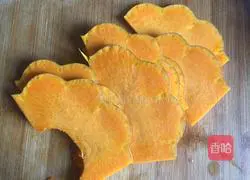 Illustration of how to make steamed pork with pumpkin rice noodles 4