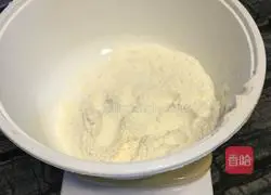 Illustration of how to make bacon, corn and onion pizza 1