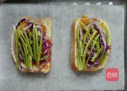 Illustration of how to make toast pizza for one person 5