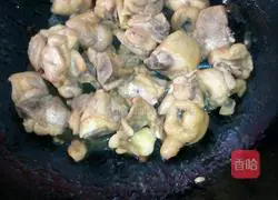 Braised chicken legs with ginger, green onions and potatoes Practice illustration 2