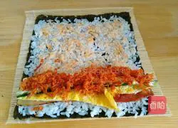 Illustration of how to make bacon sushi 9