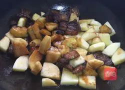 Illustration of how to make oily meat and potato slices 6