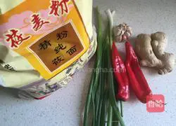 Illustration of how to make fried noodles with skewers 1