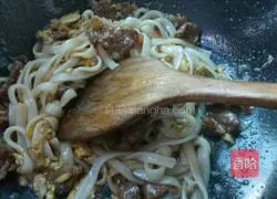 Illustration of how to make beef fried rice noodles 8