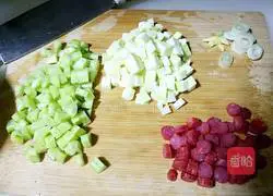 Illustration of how to make sesame sauce, scallion oil, sausage and steamed noodles 3