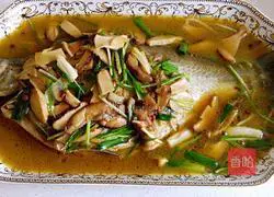 Braised Wuchang fish with mushrooms, chives and green onions Illustration of how to do it 8