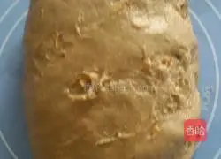 Illustration of how to make black five-category healthy high-gluten bread 4