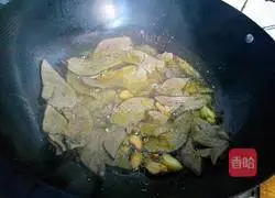 Illustration of how to stir-fry pork liver with kimchi 5