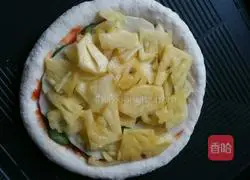 Illustration of how to make simple pizza with electric baking pan 4