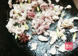 Illustration of how to make braised noodles with spring bamboo shoots and meat slices 4