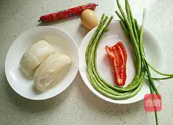 Illustration of how to make fried steamed buns with beans and ham 1