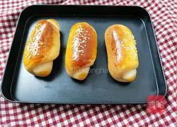 Illustration of how to make butter bread (mulberry jam) bread 1