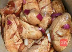 Illustration of how to braise chicken wings in red wine 3