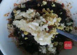 Illustration of how to make spicy oil with spicy seeds 10