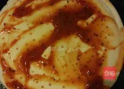 Illustration of how to make sausage and shrimp pizza with electric pan 4